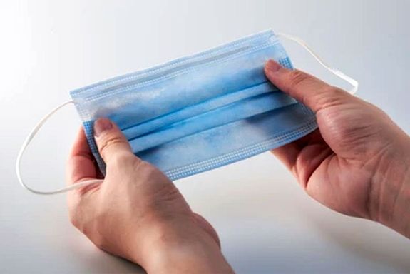 Minden z�rt t�rben, �p�leteken bel�l, haszn�lj�k az orrot �s sz�jat elfed� maszkot. A k�p illusztr�ci�. K�p: Shutterstock   