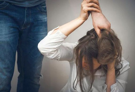  A nagykamar�si apa a 15 �ves kisl�ny�t a haj�n�l fogva r�ngatta ki az utc�ra, megverte, a fej�t �zlet fal�ba beleverte. A k�p illusztr�ci�. K�p: DepositPhotos      