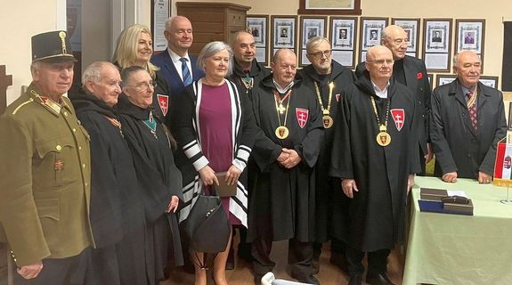 A b�k�scsabai ki�ll�t�smegnyit� r�sztvev�i. K�p forr�sa: Szerz�