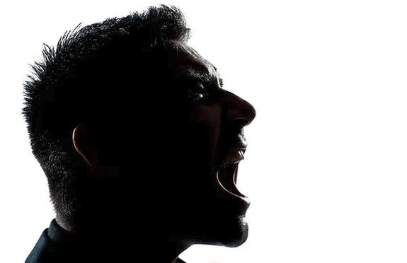 Az ittas f�rfi k�z�lte, az ajt� neki nem akad�ly, bet�ri, ber�gja, �s a k�t n�t megfenyegette, hogy megk�seli, megszurk�lja �ket. A k�p illusztr�ci�. K�p: DepositPhotos   