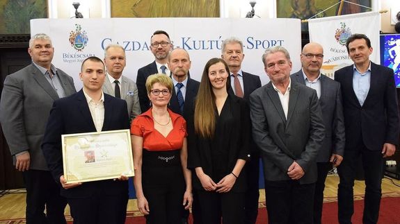 Az �lsportol�i Fogad�s k�pei a v�rosh�za d�szterm�ben. K�pek forr�sa: Szarvas P�ter polg�rmester Facebook-oldala   