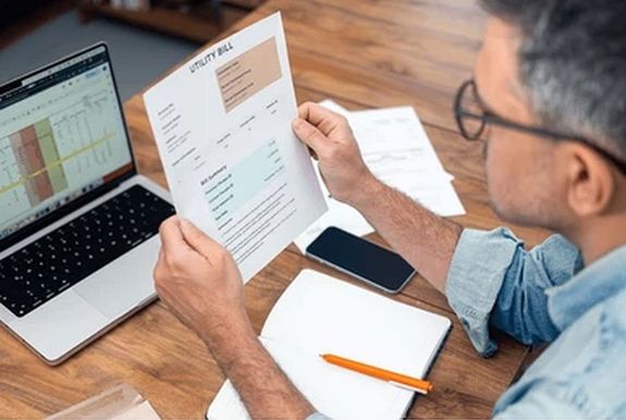 Ki el�bb, ki ut�bb, mindenki r�szes�l a 30 sz�zal�kos rezsikedvezm�nyben, aki valamilyen vezet�ken kapja az energi�t. A k�p illusztr�ci�. K�p: Shutterstock