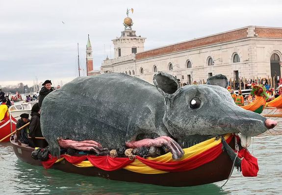 A jelmezesekkel, akrobat�kkal, sz�n�szekkel teli haj�k �l�n, nagy m�ret�, gipszb�l form�zott patk�ny halad majd, amely a farsangi id�szakban Velenc�t jelk�pezi.  A k�p a 2023-as karnev�lon k�sz�lt. K�p forr�sa: Vajdas�g MA   
