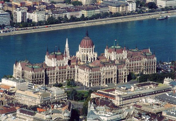Az Orsz�gh�z �p�lete, Budapesten. K�p: Civertan Grafikai St�di� / Wikip�dia   