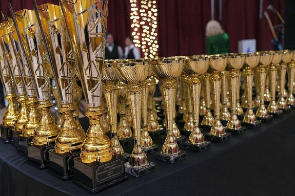 N�h�ny k�p a tegnap esti, az �v Sportol�ja d�j�tad� g�l�r�l �s sportb�lr�l a Proh�szka Zsolt V�rosi Tornacsarnokban. K�pek forr�sa: dr. G�rg�nyi Ern� polg�rmester – K�nya Istv�n alpolg�rmester Facebook-oldala      