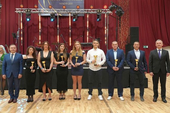 N�h�ny k�p a tegnap esti, az �v Sportol�ja d�j�tad� g�l�r�l �s sportb�lr�l a Proh�szka Zsolt V�rosi Tornacsarnokban. K�pek forr�sa: dr. G�rg�nyi Ern� polg�rmester – K�nya Istv�n alpolg�rmester Facebook-oldala      