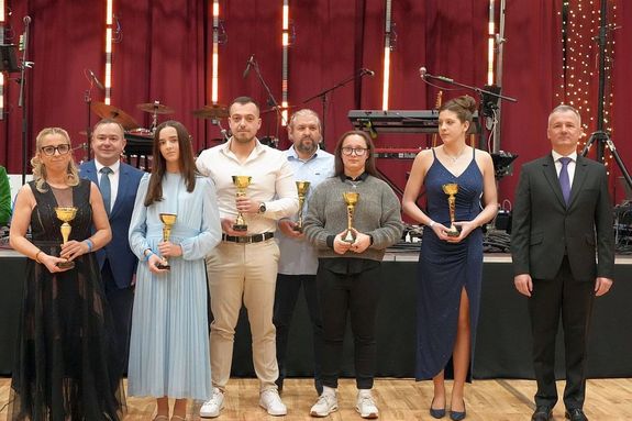 N�h�ny k�p a tegnap esti, az �v Sportol�ja d�j�tad� g�l�r�l �s sportb�lr�l a Proh�szka Zsolt V�rosi Tornacsarnokban. K�pek forr�sa: dr. G�rg�nyi Ern� polg�rmester – K�nya Istv�n alpolg�rmester Facebook-oldala      