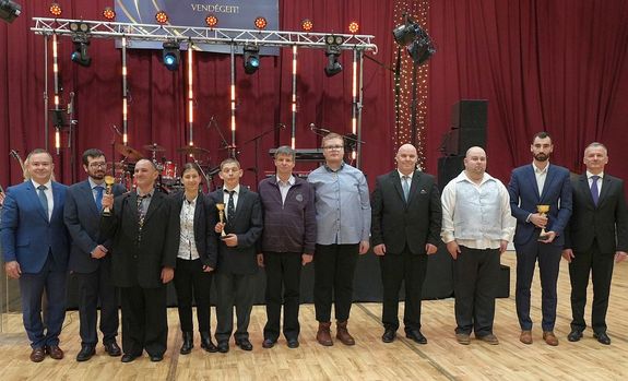 N�h�ny k�p a tegnap esti, az �v Sportol�ja d�j�tad� g�l�r�l �s sportb�lr�l a Proh�szka Zsolt V�rosi Tornacsarnokban. K�pek forr�sa: dr. G�rg�nyi Ern� polg�rmester – K�nya Istv�n alpolg�rmester Facebook-oldala      