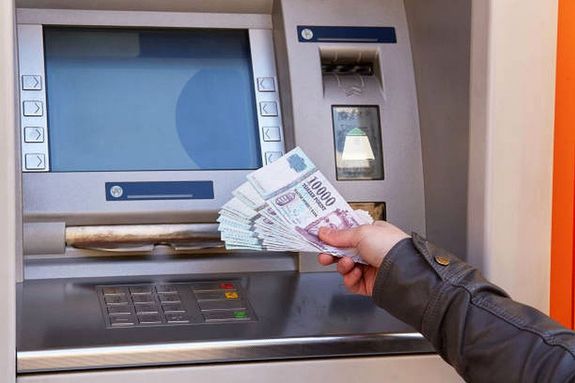 A korm�ny febru�r 1-t�l dupl�j�ra, azaz 150 ezer forintr�l 300 ezer forintra emelte az ingyenes k�szp�nzfelv�tel �rt�khat�r�t. A k�p illusztr�ci�. K�p: iStock