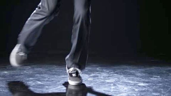 Az esti, mez�kov�csh�zi utc�n, az anya h�tulr�l lefogta haragos�t, a fia �s � is t�bbsz�r meg�t�tte, megr�gta a f�ldre ker�lt f�rfit. A k�p illusztr�ci�. K�p: Getty Images   