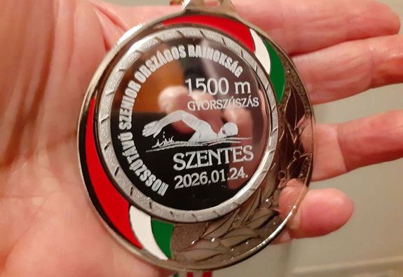 Sallai Katalin ez�st�rme a n�i 1500 m�teres gyors�sz�st k�vet�en