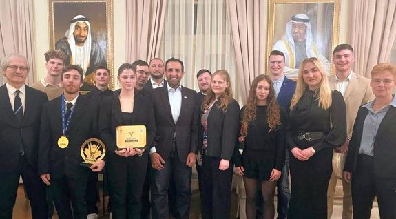 Az Egyes�lt Arab Em�rs�gek magyarorsz�gi nagyk�vete l�tta vend�g�l a tavalyi, Abu-Dzabiban megrendezett kick-box vil�gbajnoks�gon, nyolc feln�tt arany�rmet nyert magyar versenyz�t, edz�iket �s a sport�g hazai vezet�it. K�p forr�sa: Szerz�