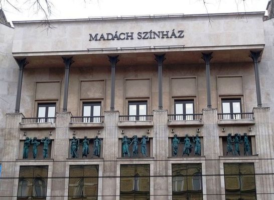 Budapesten, a Mad�ch Sz�nh�zban j�tszott Tim�r B�la a hal�l�ig. A k�pen a sz�nh�z �p�let�nek r�szlete. K�p: K�zt�rk�p