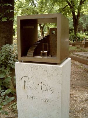 Tim�r B�la s�rja Budapesten, a Farkasr�ti Temet�ben. A s�reml�ke Guly�s Gyula alkot�sa. K�p: dr. Varga J�zsef. K�p forr�sa: Wikip�dia