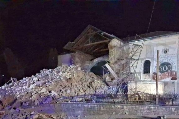 A szil�gycsehi templom leomlott �p�letr�sze. K�pek: Fot�: Cata Blue / Facebook. K�pek forr�sa: kronika.ro   