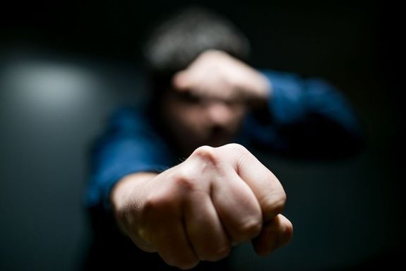 A n� kinyitotta a csomagtart�t �s elkezdtek bepakolni. Ekkor a f�rfi kiugrott a csomagtart�b�l �s a m�sik f�rfira t�madt. A k�p illusztr�ci�. K�p: JP.It   