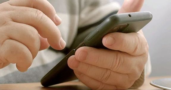 Az id�s f�rfi pr�b�lta visszah�vni a telefonsz�mot, amelyr�l h�vt�k, de a h�v�s�t nem fogadt�k. Ekkor tudatosult benne, hogy csal�s �ldozata lett. A k�p illusztr�ci�. K�p: Shutterstock   