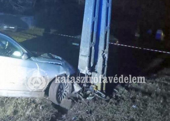 Villanyoszlopnak �tk�z�tt egy szem�lyg�pkocsi, szerd�n, este, Gerend�son. K�p forr�sa: B�k�s V�rmegyei Katasztr�fav�delmi Igazgat�s�g
