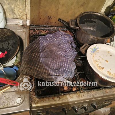 T�z keletkezett Gyul�n, egy emeletes lak�h�z egyik lak�s�nak konyh�j�ban. K�p forr�sa: B�k�s V�rmegyei Katasztr�fav�delmi Igazgat�s�g   