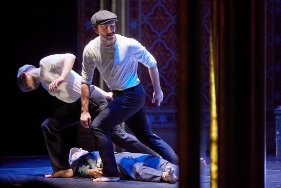 Jelenet az el�ad�sb�l. K�p: Palotai Misi fot�m�v�sz. K�p forr�sa: gyulaivarszinhaz.hu      