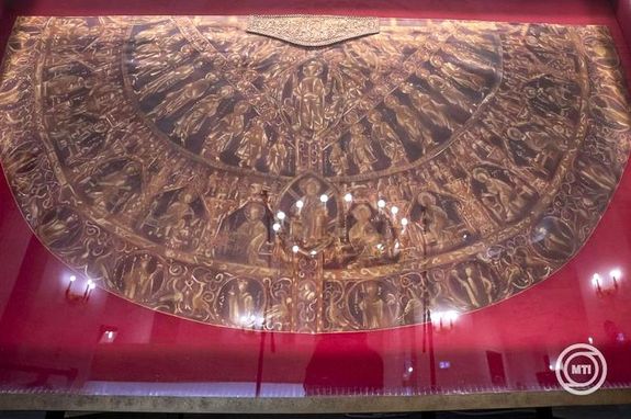 A koron�z�si pal�st eredeti �llapot�t id�z�, a Magyar �llami Operah�z jelmeztervez� m�hely�ben k�sz�lt m�solat a febru�r 6-i �tad�son. K�p: MTI / Balogh Zolt�n   