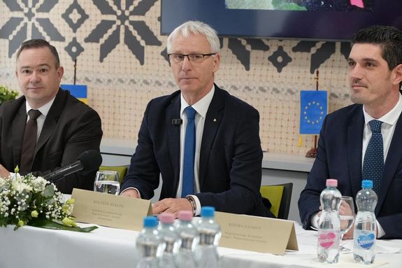 Sajt�t�j�koztat� p�nteken, Gyul�n. Balr�l jobbra K�nya Istv�n, Solt�sz Mikl�s, Kozma Gy�rgy. K�p forr�sa. K�nya Istv�n orsz�ggy�l�si k�pvisel�jel�lt, alpolg�rmester Facebook-oldala