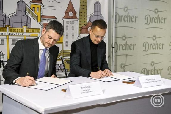 Szijj�rt� P�ter k�lgazdas�gi �s k�l�gyminiszter �s Mike James, a Dreher S�rgy�rak �gyvezet� igazgat�ja al��rja a korm�ny �s a zrt. k�z�tti, sz�zmilli�rd forintos beruh�z�si program strat�giai egy�ttm�k�d�si meg�llapod�s�t, 2026. febru�r 6-�n. K�p: MTI / Purger Tam�s      