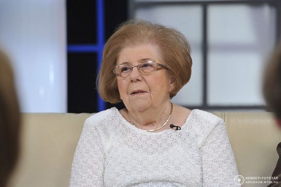 Keleti �va fot�m�v�sz a Hogy volt!? c�m� tv-m�sor felv�tel�n, az MTVA Kunigunda utcai gy�rt�b�zis�nak 7-es st�di�j�ban. A m�sorban V�radi H�di sz�nm�v�sz munk�ss�g�ra eml�keznek vissza p�lyat�rsaival, 2014. �prilis 2-�n. K�p: MTVA / Zih Zsolt. K�p forr�sa: Nemzeti Arch�vum