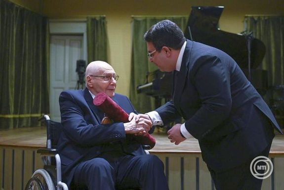 Farkas G�bor rektor, Liszt Ferenc-d�jas zongoram�v�sz �tadja Kurt�g Gy�rgynek, a Zeneakad�mia egykori n�vend�k�nek �s tan�r�nak a d�szdoktori oklevelet. K�p: MTI / Kov�cs M�rton   