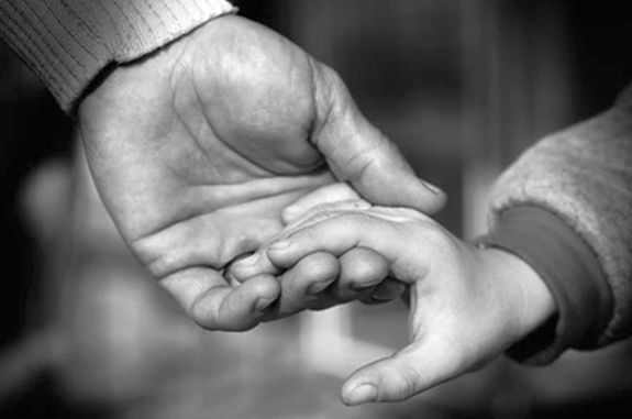  Amikor az anya kiment az utc�ra �s k�zen fogta a kisl�nyt, a f�rfi v�ratlanul indulatoss� v�lt, a n�t megr�gta egyszer az oldal�n, t�bb alkalommal a l�b�n, �s t�bbsz�r le is k�pte. A k�p illusztr�ci�. K�p: Shutterstock