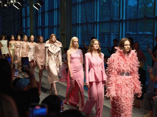 A 17. Budapest Central European Fashion Week febru�r 15-ig, divatbemutat�kkal �s k�s�r�programokkal v�rja az �rdekl�d�ket, v�rosszerte. K�p: Budapest Central European Fashion Week