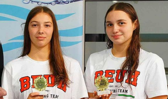 A k�t legszorgalmasabb b�k�scsabai �remgy�jt�, Nagy- Benedek Izabell (balra) �s Perza Berta