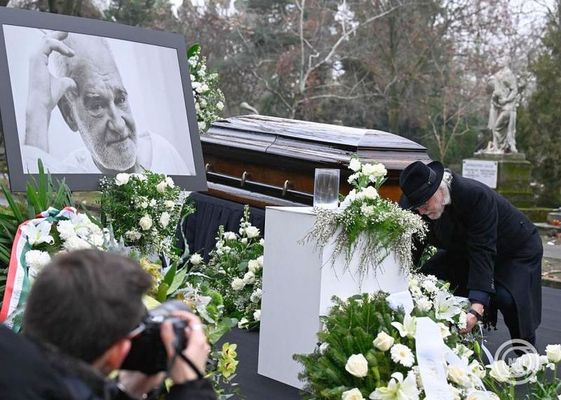  Tarr B�la Tarr B�la Kossuth- �s Bal�zs B�la-d�jas filmrendez�, a S�t�ntang� �s a Werckmeister harm�ni�k filmre viv�je 70 �ves kor�ban, 2026. janu�r 6-�n hunyt el. Temet�se 2026. febru�r 6-�n volt Budapesten, a Fiumei �ti s�rkertben, ahol b�cs�zott alkot�t�rs�t�l Krasznahorkai L�szl� is. K�p: MTI / Bruz�k No�mi   