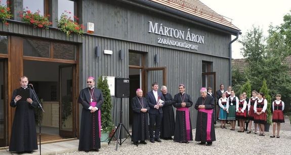 Cs�kszentdomokoson, a sz�l�faluban, 2021. augusztus 28-�n, a n�hai p�sp�k sz�let�snapj�n nyitott�k meg a M�rton �ron L�togat�- �s Zar�ndokk�zpontot. K�p: szekelyfold.ma   