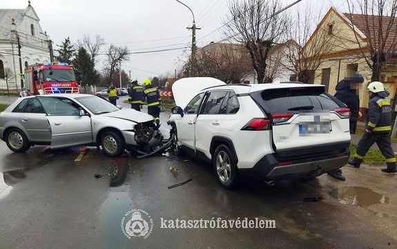 K�t szem�lyg�pkocsi �tk�z�tt, Mez�ber�nyben, vas�rnap, d�lben. K�p forr�sa: B�k�s V�rmegyei Katasztr�fav�delmi Igazgat�s�g      