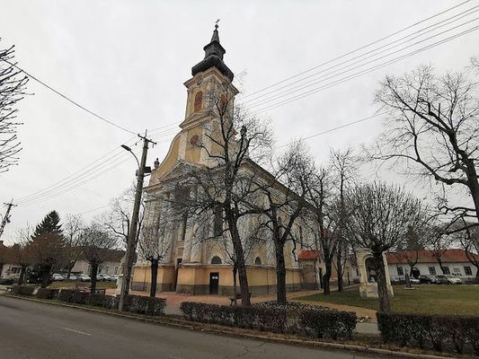 Hagyom�nyosan, az Apor t�ren rendezik a t�ltemet�, tavaszv�r� �nneps�get, N�metv�roson. K�p forr�sa: https://oroksegnapok.gov.hu