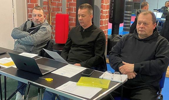 Az SE eln�ke �s a szakoszt�lyvezet�k is besz�moltak a k�zgy�l�sen. A k�pen, balr�l jobbra: Malatyinszki Mih�ly, Debreczeni Dezs�, �s Gregor L�szl�. K�p forr�sa: Szerz�