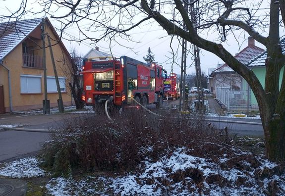 T�z keletkezett ma, hajnalban, Gyul�n, egy Ker�k utcai lak�h�z mell�k�p�let�ben. K�p forr�sa: B�k�s V�rmegyei Katasztr�fav�delmi Igazgat�s�g   