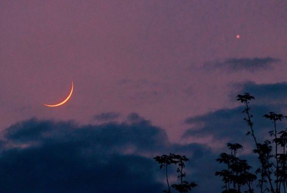 A V�nusz, a Merk�r, a Szaturnusz �s a v�kony holdsarl� k�l�nleges egy�tt�ll�s�t lehet megfigyelni ma �s holnap, szabad szemmel, a naplemente ut�ni, esti �gbolton. K�p forr�sa: svabhegyicsillagvizsgalo.hu