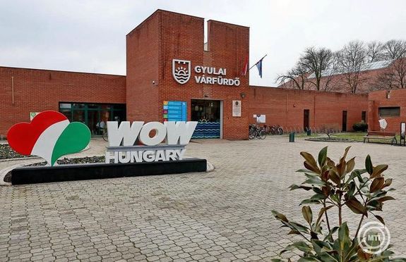  Lez�rult a Gyulai V�rf�rd� teljes, h�rommilli�rd forint �rt�k� fel�j�t�sa, a Lovarda �p�let�nek �tad�s�val. K�pek: MTI / Lehoczky P�ter   