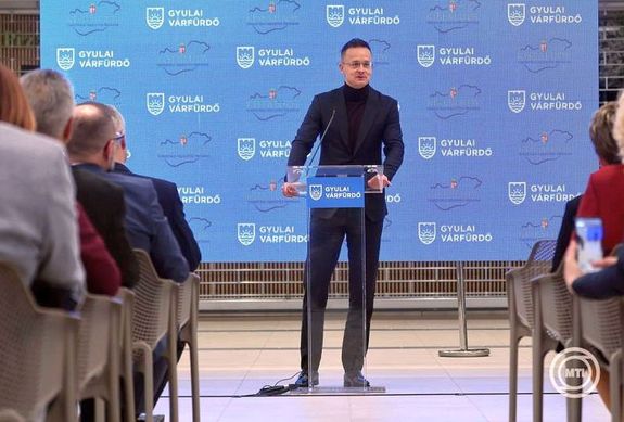 Az �nnep�lyes �tad�son, besz�det mondott Szijj�rt� P�ter k�lgazdas�gi �s k�l�gyminiszter. K�p: MTI / Lehoczky P�ter