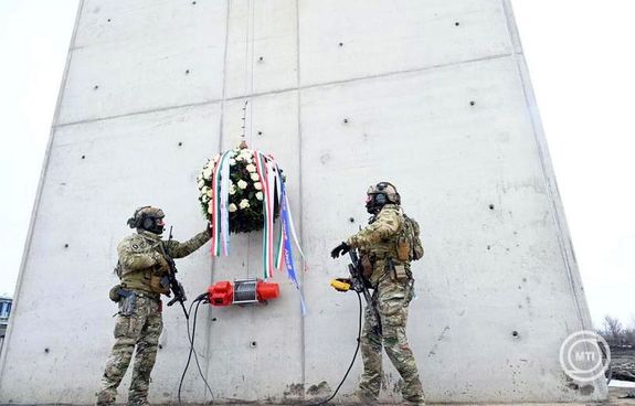 Szolnokon, febru�r 17-�n, tegnap tartott�k a Th�k�ly �ti k�l�nleges m�veleti laktanya bokr�ta�nneps�g�t. K�pek: MTI / M�sz�ros J�nos