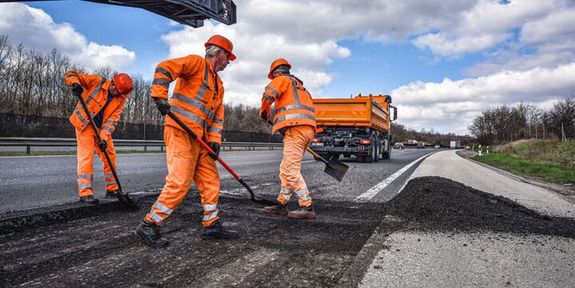 A Magyar K�z�t 80 m�rn�ks�ge minden nap jav�tja a k�ty�kat. Az elm�lt m�sf�l h�napban, csaknem 3 ezer 600 tonna aszfaltot haszn�ltak fel. K�p forr�sa: Magyar K�z�t Nonprofit Zrt. Facebook-oldala      