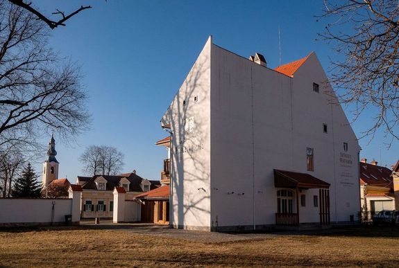 A Székely Határőr Emlékközpont, a Hargita megyei Szépvízen. A 2021-ben megnyílt emlékközpont bemutatja a székelység ezer éves történelmét, a székely hadszervezetek és a határőrizet történetét a Keleti-Kárpátokban, az Árpád-kortól a második világháború végéig. Forrás és kép: borbolycsaba.ro A Székely Határőr Emlékközpont, a Hargita megyei Szépvízen. A 2021-ben megnyílt emlékközpont bemutatja a székelység ezer éves történelmét, a székely hadszervezetek és a határőrizet történetét a Keleti-Kárpátokban, az Árpád-kortól a második világháború végéig. Forrás és kép: borbolycsaba.ro