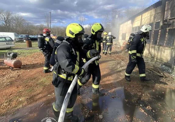 T�z keletkezett egy aut�szerel� m�helyben, tegnap, d�lut�n, Telekgerend�son. K�pek forr�sa: B�k�s V�rmegyei Katasztr�fav�delmi Igazgat�s�g   