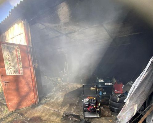 T�z keletkezett egy aut�szerel� m�helyben, tegnap, d�lut�n, Telekgerend�son. K�pek forr�sa: B�k�s V�rmegyei Katasztr�fav�delmi Igazgat�s�g   