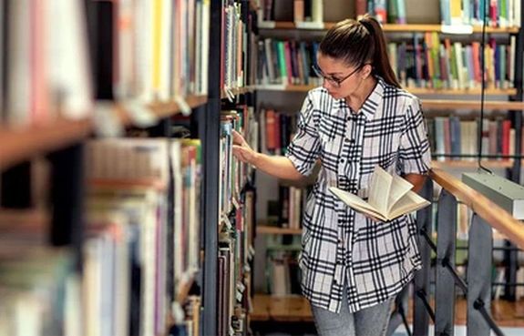 A k�nyvt�rak k�n�lta ,,�nid�", az olvas�s, a k�z�ss�gi programok �s a kikapcsol�d�s egyre ink�bb fel�rt�kel�dnek a digit�lis zajban, k�l�n�sen, mert a szolg�ltat�sok ingyenesen vagy minim�lis bel�p�jegy�rt �rhet�k el. A k�p illusztr�ci�. K�p: Shutterstock   