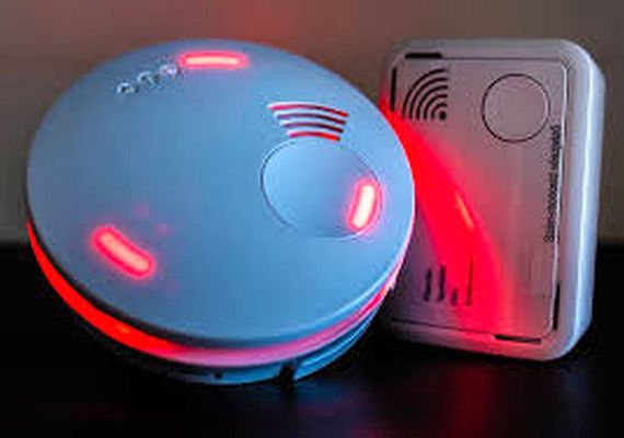 A sz�n-monoxid-�rz�kel� �leteket menthet, minden ny�lt �g�ster� k�sz�l�kkel felszerelt �p�letben, aj�nlott a felszerel�se. A k�p illusztr�ci�. K�p forr�sa: BM Orsz�gos Katasztr�fav�delmi F�igazgat�s�g Facebook-oldala