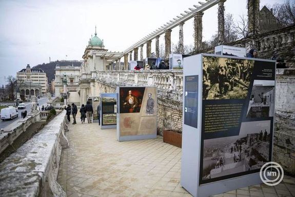 Az Elnyom�st�l szabads�gig - A Gell�rt-hegyi Citadella t�rt�nete c�mmel, a V�rkapit�nys�g t�rlata �prilis k�zep�ig l�that�, a V�rkert Baz�r Glorietthez vezet� r�mp�j�n. K�pek: MTI / Bodn�r Bogl�rka   