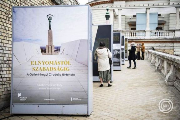Az Elnyom�st�l szabads�gig - A Gell�rt-hegyi Citadella t�rt�nete c�mmel, a V�rkapit�nys�g t�rlata �prilis k�zep�ig l�that�, a V�rkert Baz�r Glorietthez vezet� r�mp�j�n. K�pek: MTI / Bodn�r Bogl�rka   